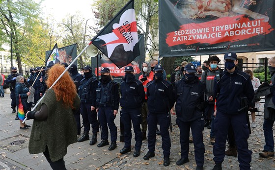 Lidé protestují proti zpísnní pravidel týkajících se potrat ped budovou...