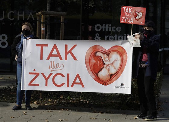 Odpůrci potratů protestují před budovou ústavního soudu ve Varšavě. (22. října...