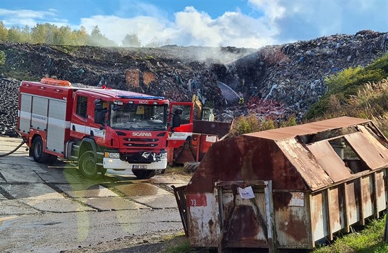 U Votic na Benešovsku hoří skládka. (24. října 2020)
