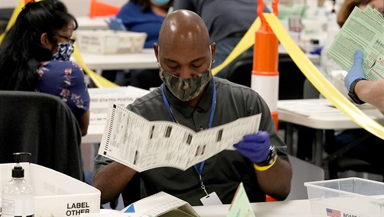 Dobrovolník tídí volební lístky v Arizon. (21. íjna 2020)