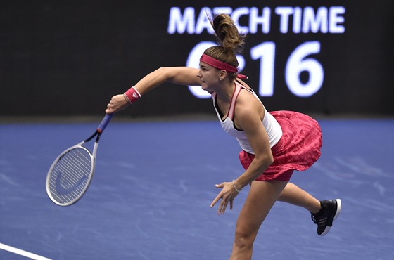Karolína Muchová v utkání proti Elise Mertensové z Belgie.