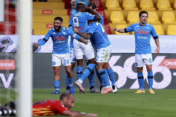 Lorenzo Insigne (vlevo) z Neapole slaví gól proti Beneventu, za které hraje...