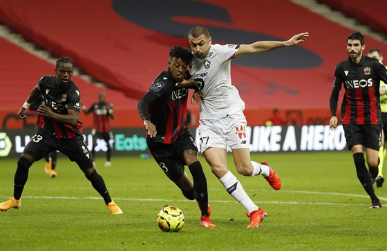 Burak Yilmaz z Lille (vpravo) se petlauje s Robsonem Bambuem z Nice.