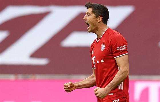 Robert Lewandowski, kanonýr Bayernu Mnichov, oslavuje svoji trefu v utkání...