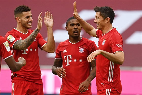 Fotbalisté Bayernu Mnichov oslavují trefu Roberta Lewandowského (vpravo).
