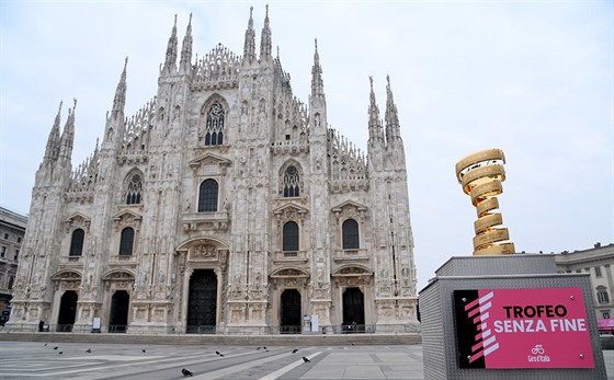 Trofej pro vítěze Gira vystavená v Miláně, cílové destinaci celého závodu.