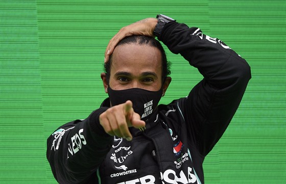 Lewis Hamilton slaví vítzství ve Velké cen Portugalska.