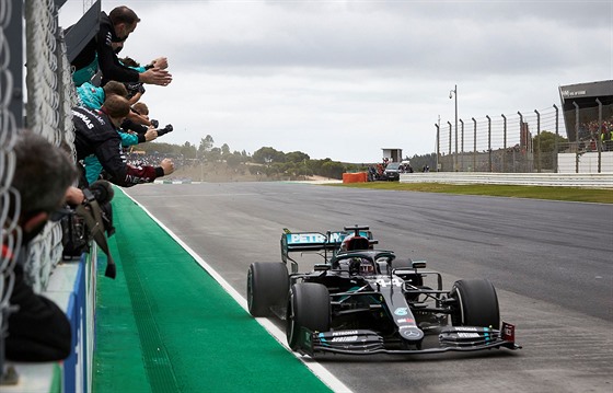 Lewis Hamilton vítzí ve Velké cen Portugalska.