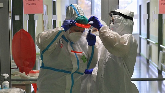Covid oddělení Slezské nemocnice Opava obsluhují kvůli nákaze personálu...
