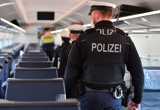 Policisté v Sasku kontrolují ve vlaku dodržování protikoronavirových pravidel....