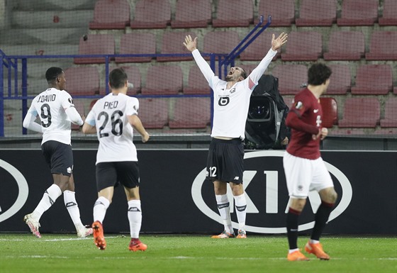 Yusuf Yazici, turecký záloník Lille, slaví jeden ze svých gól v zápase na...