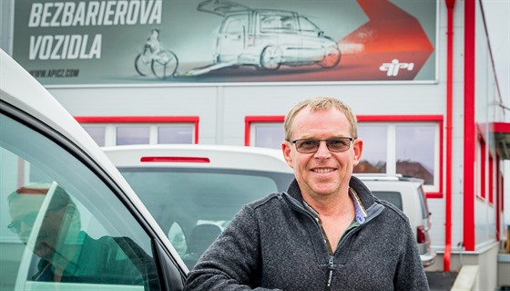 Miroslav Barto� �ídí firmu, která p�ed�lává auta pro handicapované.