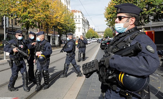 Policie uzavela okolí kostela ve francouzském mst Nice. (29. íjna 2020)