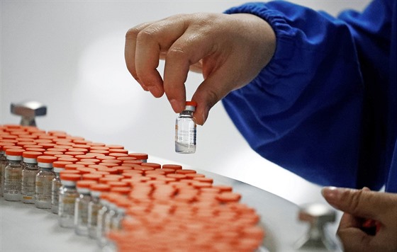 Kontrola jakosti vakcíny proti COVID-19 vyrobené spoleností Sinovac v Pekingu....