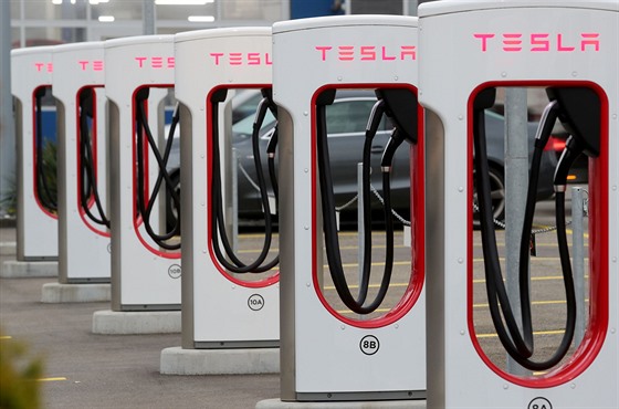 Nabíjecí stanice spolenosti Tesla ve výcarském mst Dietikon (21. íjna 2020)