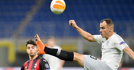 Sparťan David Lischka odkopává míč v utkání Evropské ligy na AC Milán.