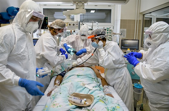 Endotracheální intubace pacienta s covid-19 ve Fakultní nemocnici Brno....