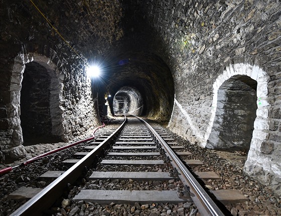 Souástí modernizace elezniní trati 212 je také oprava Podhradského tunelu. V...