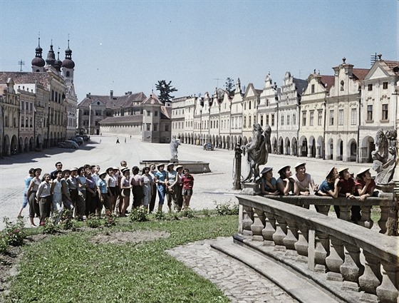 Tel byla vdy velkým turistickým lákadlem. Takto si prohlíely krásy msta...