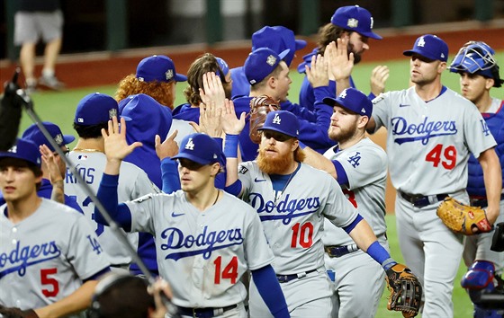 Baseballisté Los Angeles Dodgers slaví vítzství v pátém zápase Svtové série.