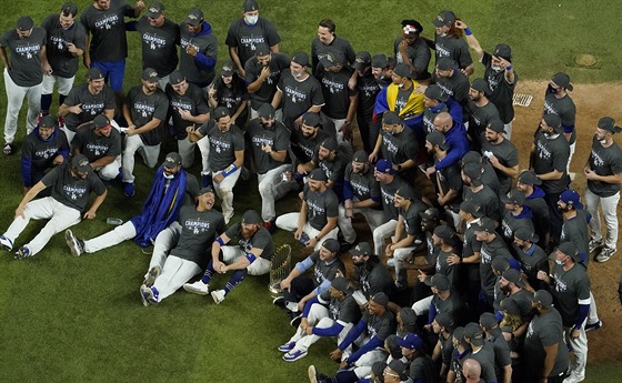 Baseballisté Los Angeles Dodgers pózují s trofejí pro vítze Svtové série.