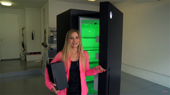 Youtuberka iJustine s ledničkou ve tvaru Xboxu