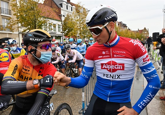 Mark Cavendish (vlevo) a Mathieu van der Poel na startu závodu Driedaagse...