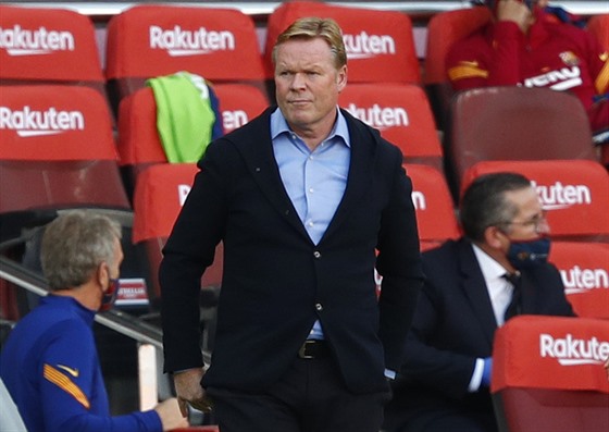 Mrzutý trenér Ronald Koeman sleduje zápas své FC Barcelona s Realem Madrid.