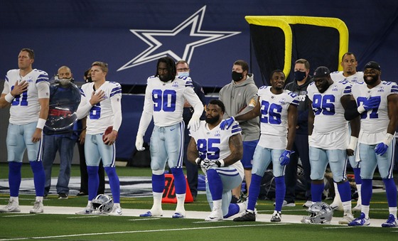 Fotbalisté Dallas Cowboys bhem americké hymny