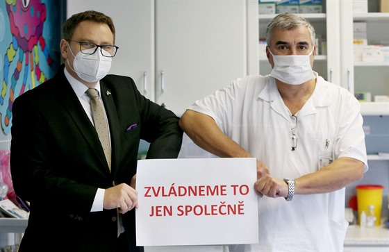 Ředitelé Fakultní nemocnice Brno Jaroslav Štěrba (vpravo) a Fakultní nemocnice...