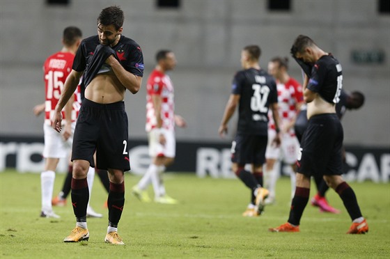 Zklamaní fotbalisté Slavie po poráce s Beer evou v Evropské lize.