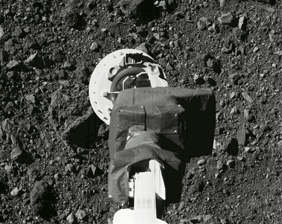 Odběr vzorků sondou OSIRIS-REx z asteroidu Bennu