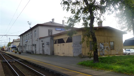 V roce 1897 byla z ji�ní strany p�istav�na p�ízemní �ekárna s d�ev�nou verandou.