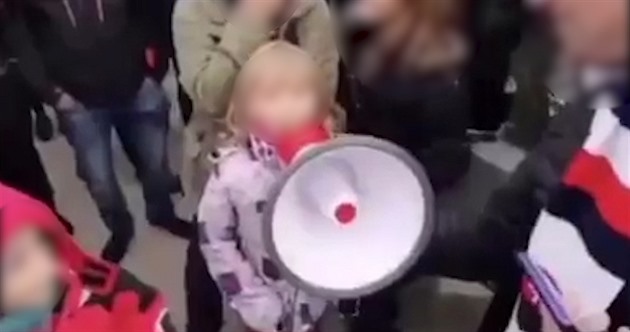 VIDEO: Matovič je ko*ot, křičela holčička na protestu slovenských ultras