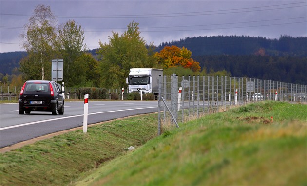 Výmna plotu u dálnice D6 na pomezí Chebska a Sokolovska.