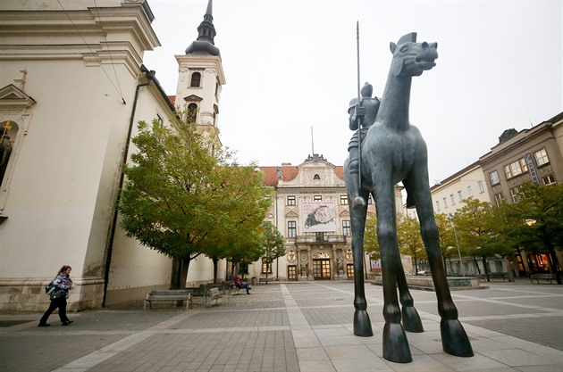 Socha Jošta zůstane bez ukrajinské i moravské vlajky, platí nový zákaz