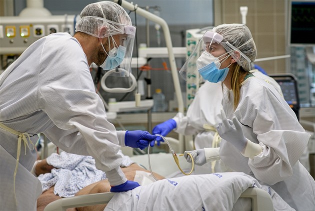 Zdravotní personál na Klinice infekních chorob, kde peují o pacienty s...