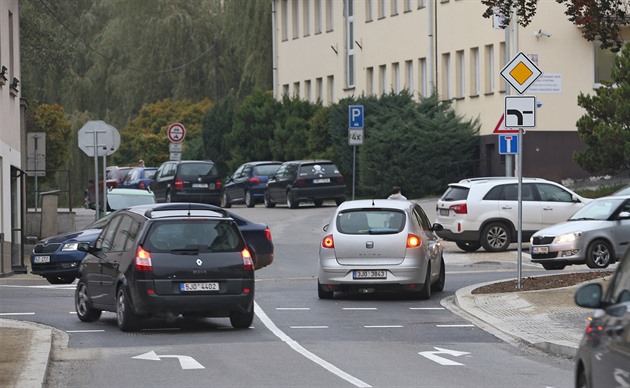 Odboit doleva, nebo doprava. Víc moností zdánliv znaení v ulici Na ostrov...