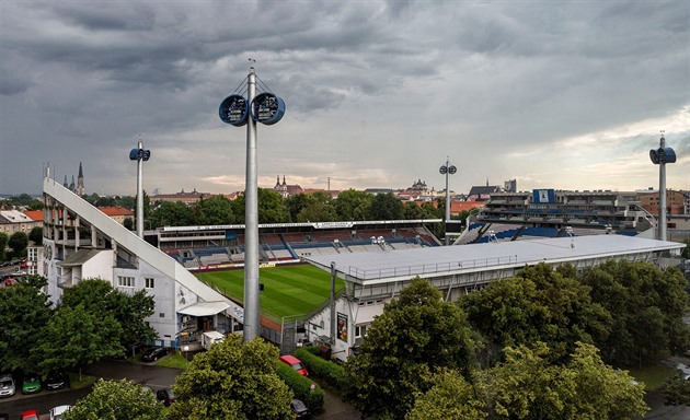 Leverkusen a Češi. Tlustý boss poslal miliony a v Olomouci postavili světla