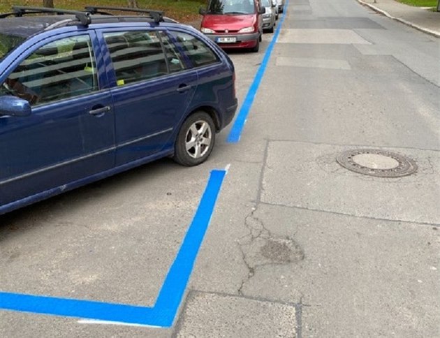 Takhle byla ozna�ena modrá zóna v Male�icích v ulici Limuzská