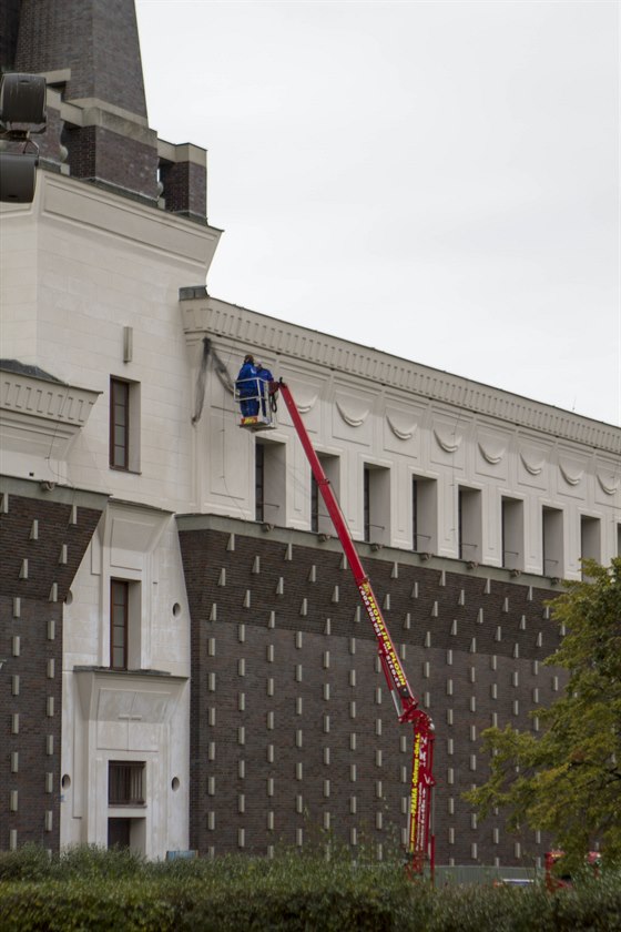 *[Editováno]*Instalace ochranné sít, proti holubm na kostel Nejsvtjího srdce pán na Námstí Jiího z Podbrad.