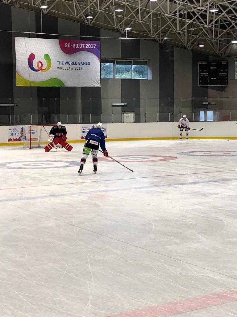 Pardubi�tí hokejisté na tréninku v Polsku. Poradit si museli i s curlingovými...