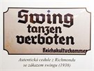 Takov�to cedule se z�kazem swingu se v ��jnu 1938 objevily v karlovarsk�ch...
