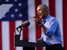 Exprezident USA Barack Obama hovoí na mítinku na podporu Joea Bidena ve...