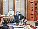 Ministr zdravotnictví Jan Blatný (uprosted) ve své kancelái po uvedení do...