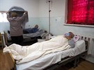 Pacienti s koronavirem leí na klinice infekních nemocí ve Stpanakertu v...
