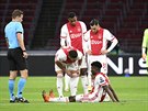 DÁL TO NEPJDE. Mohammed Kudus z Ajaxu (na zemi) u v zápase s Liverpoolem...
