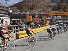 Cyklisté projídjí vesnicí Sestriere bhem 20. etapy Gira.