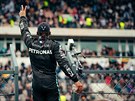 Lewis Hamilton slaví vítzství ve Velké cen Portugalska.