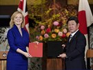 Britská ministryn obchodu Liz Trussová a japonský ministr zahranií Toimicu...